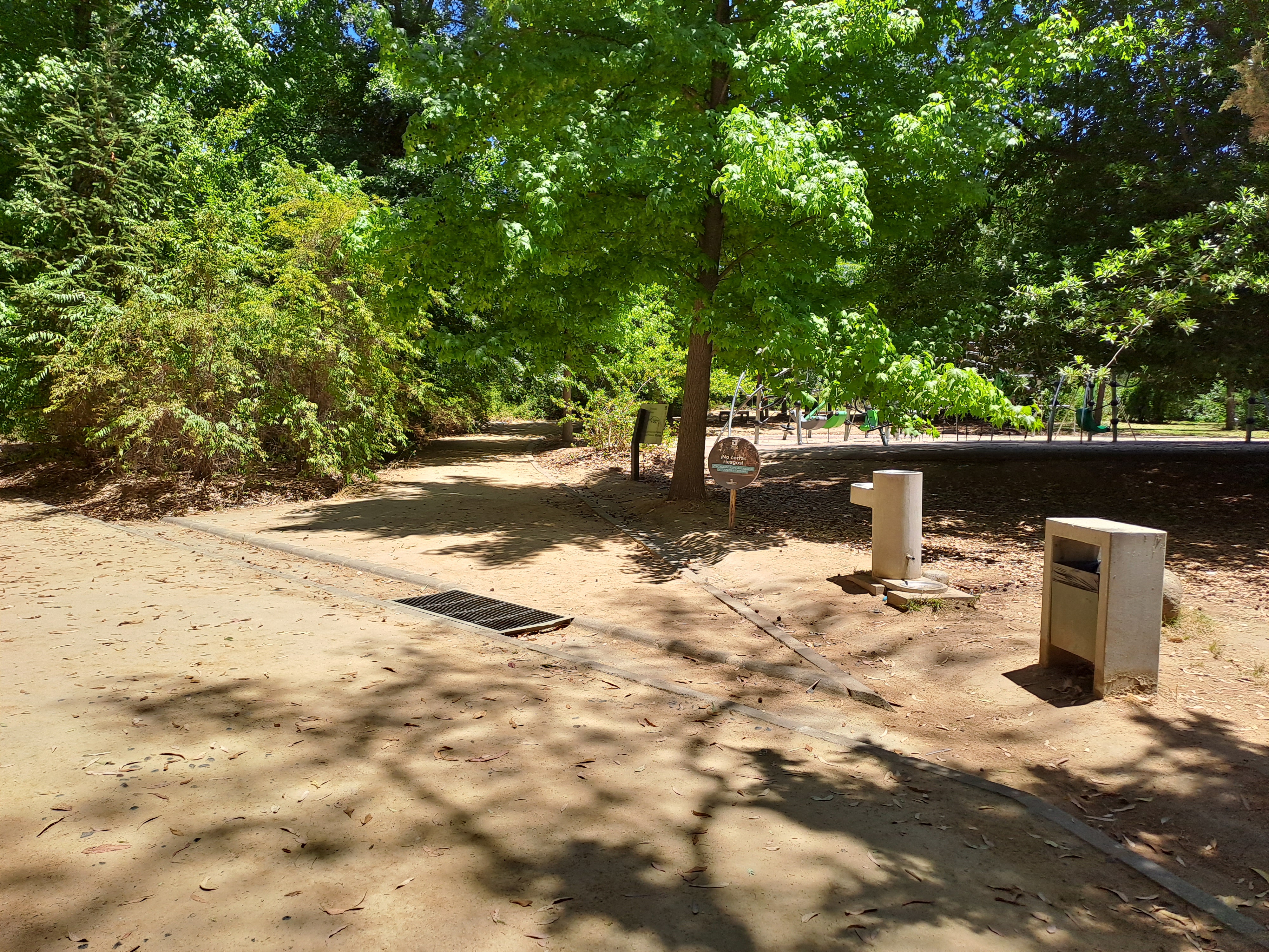 Fotografía del sendero donde cuenta con bebedor de agua y basurero